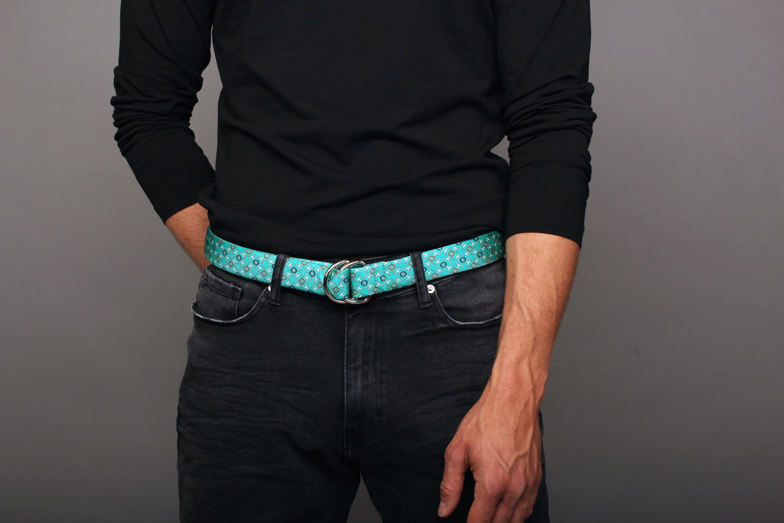KRAGÜ STIRRUP CLASSIC GREEN - KRAGÜ GÜRTEL AUS SEIDE MIT SILBERNER GÜRTELSCHNALLE. DAS MODISCHE ACCESSOIRE. AUFFÄLLIG, STYLISCH UND MODERN.
