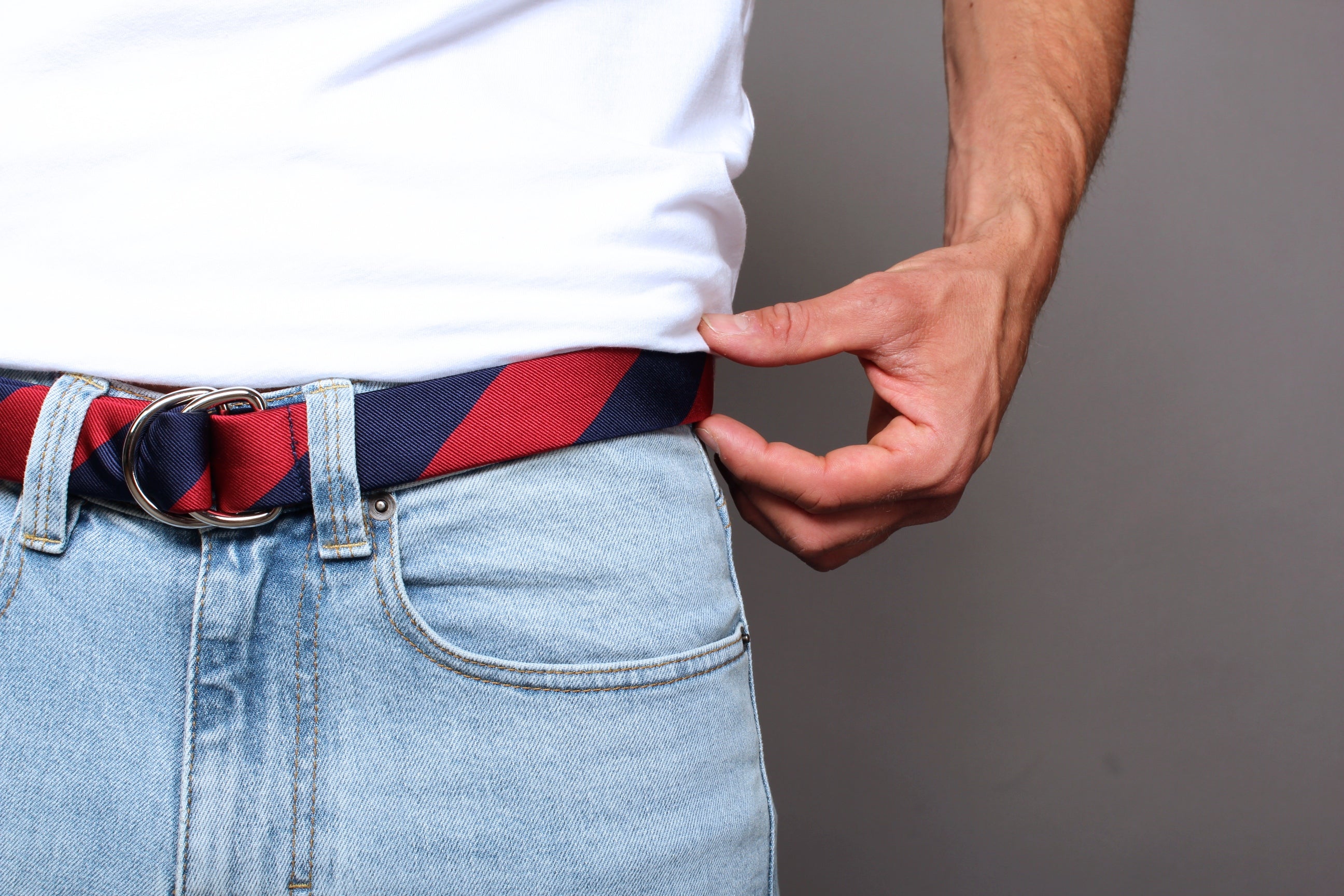 KRAGÜ ROYAL STRIPES RED BLUE - KRAGÜ GÜRTEL AUS SEIDE MIT SILBERNER GÜRTELSCHNALLE. DAS MODISCHE ACCESSOIRE. AUFFÄLLIG, STYLISCH UND MODERN.