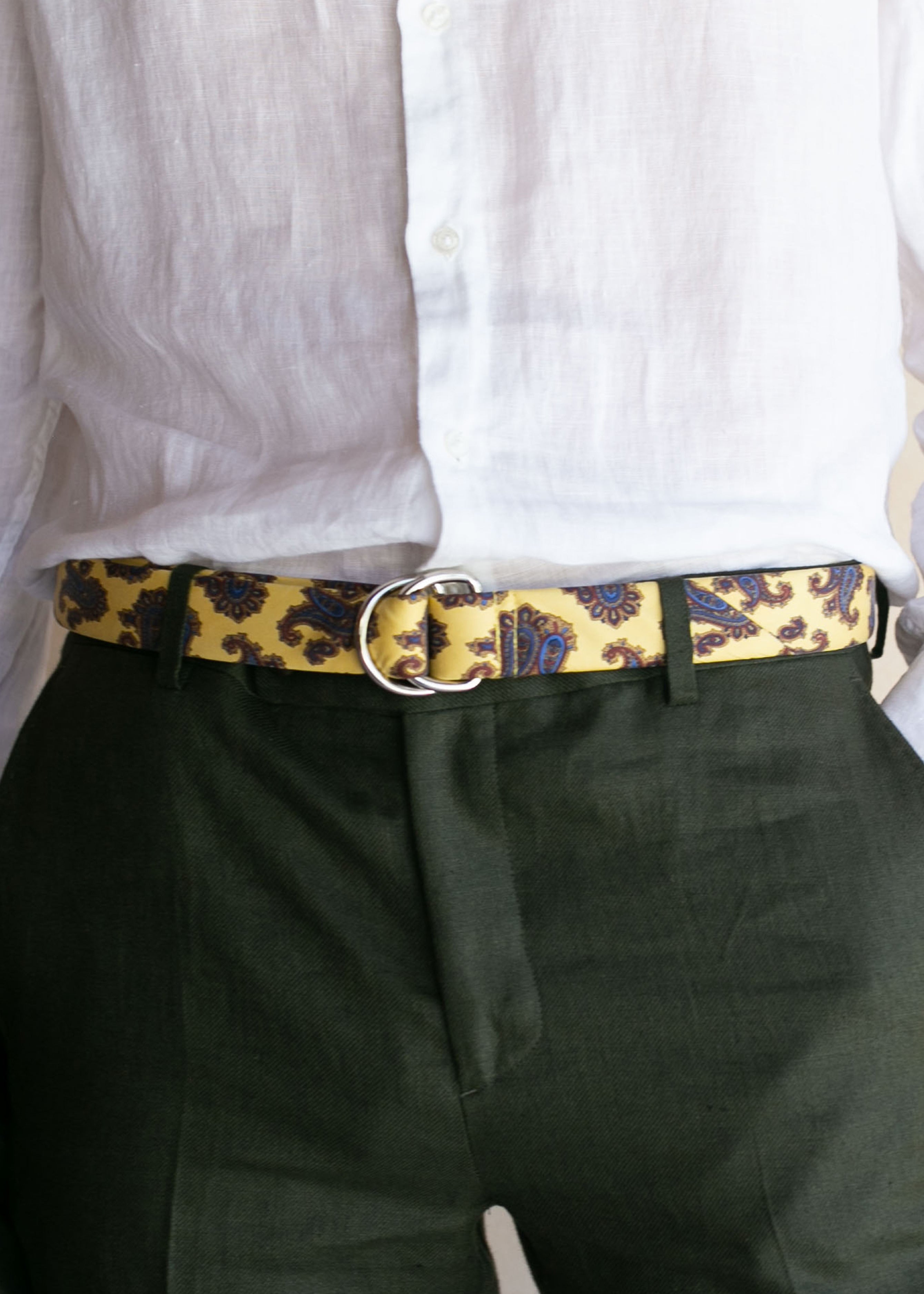KRAGÜ PAISLEY GOLDEN YELLOW - KRAGÜ GÜRTEL AUS SEIDE MIT SILBERNER GÜRTELSCHNALLE. DAS MODISCHE ACCESSOIRE. AUFFÄLLIG, STYLISCH UND MODERN.
