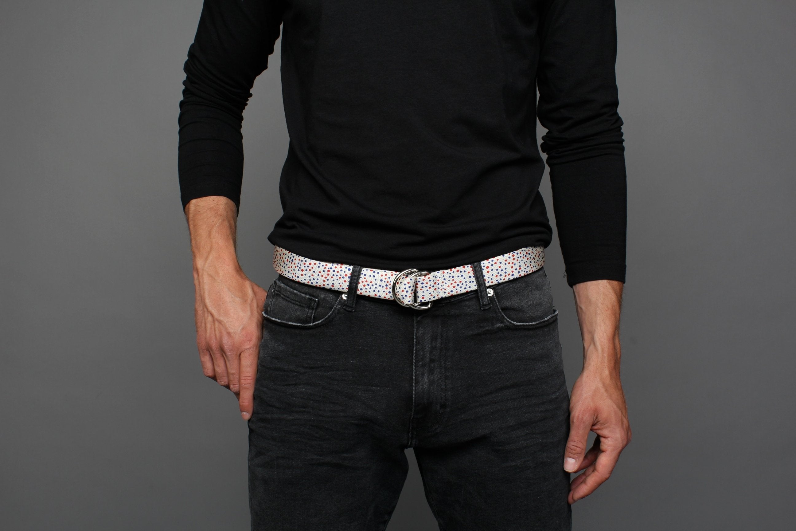 KRAGÜ DOTS RED X BLUE - KRAGÜ GÜRTEL AUS SEIDE MIT SILBERNER GÜRTELSCHNALLE. DAS MODISCHE ACCESSOIRE. AUFFÄLLIG, STYLISCH UND MODERN.