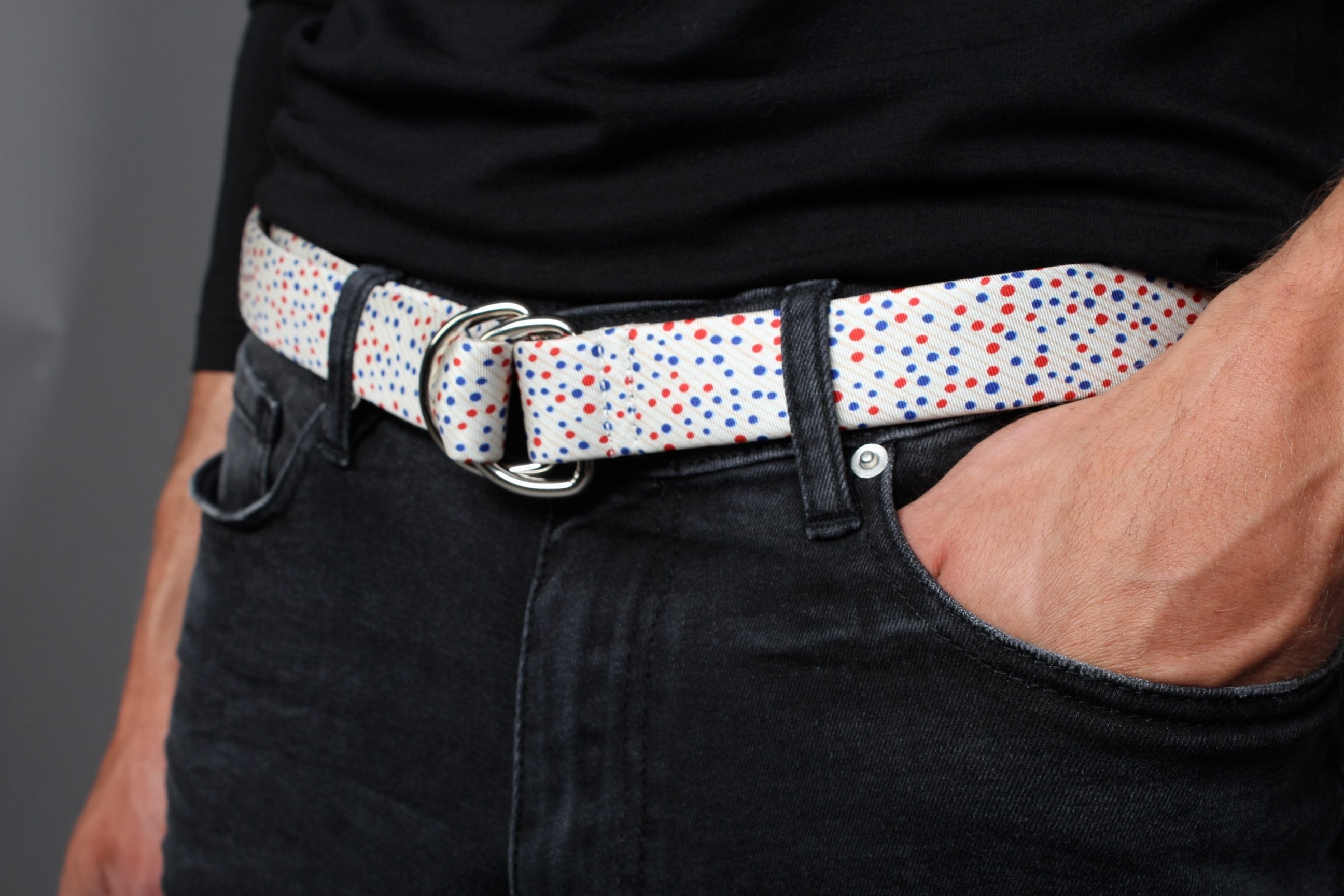 KRAGÜ DOTS RED X BLUE - KRAGÜ GÜRTEL AUS SEIDE MIT SILBERNER GÜRTELSCHNALLE. DAS MODISCHE ACCESSOIRE. AUFFÄLLIG, STYLISCH UND MODERN.