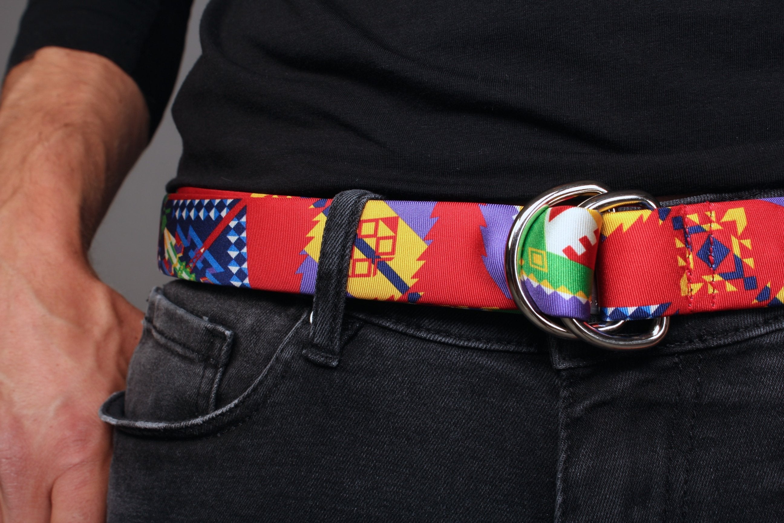 KRAGÜ ETHNO MULTICOLOR - KRAGÜ GÜRTEL AUS SEIDE MIT SILBERNER GÜRTELSCHNALLE. DAS MODISCHE ACCESSOIRE. AUFFÄLLIG, STYLISCH UND MODERN.