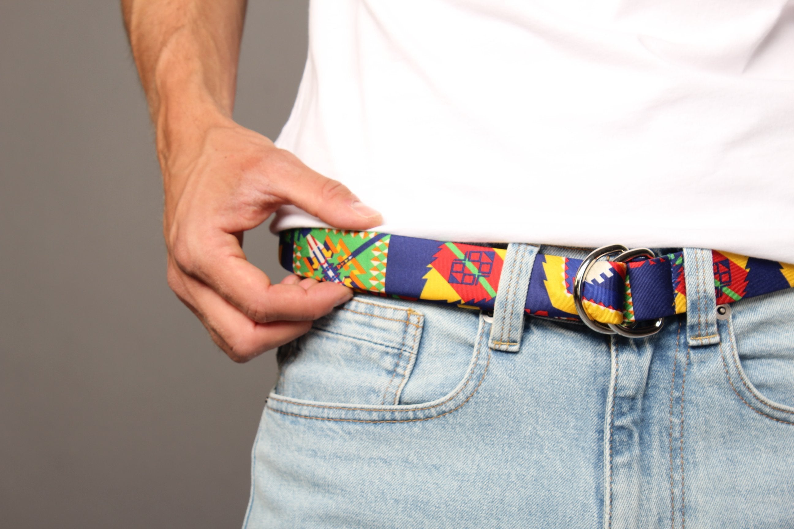KRAGÜ ETHNO RETRO BLUE - KRAGÜ GÜRTEL AUS SEIDE MIT SILBERNER GÜRTELSCHNALLE. DAS MODISCHE ACCESSOIRE. AUFFÄLLIG, STYLISCH UND MODERN.