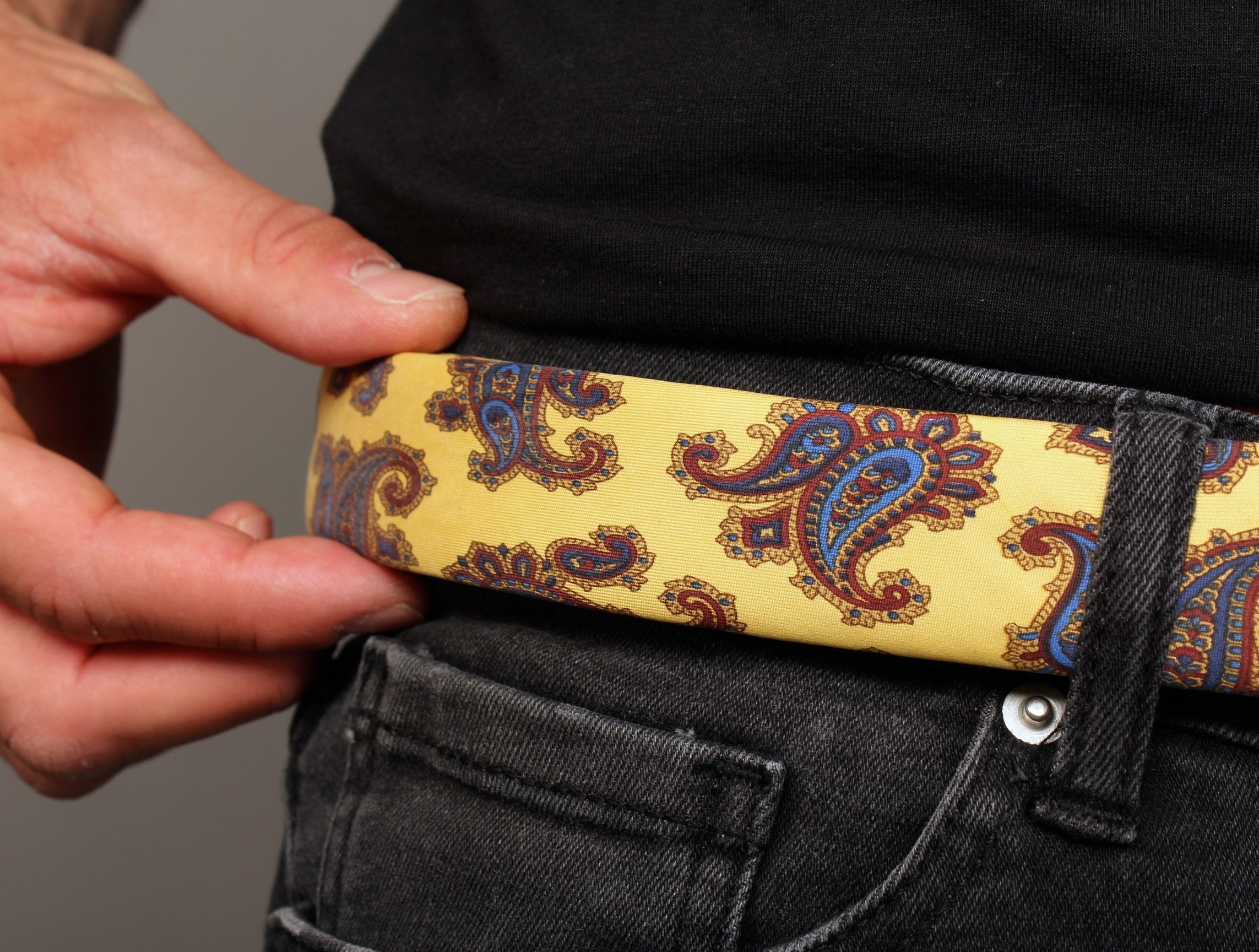 KRAGÜ PAISLEY GOLDEN YELLOW - KRAGÜ GÜRTEL AUS SEIDE MIT SILBERNER GÜRTELSCHNALLE. DAS MODISCHE ACCESSOIRE. AUFFÄLLIG, STYLISCH UND MODERN.