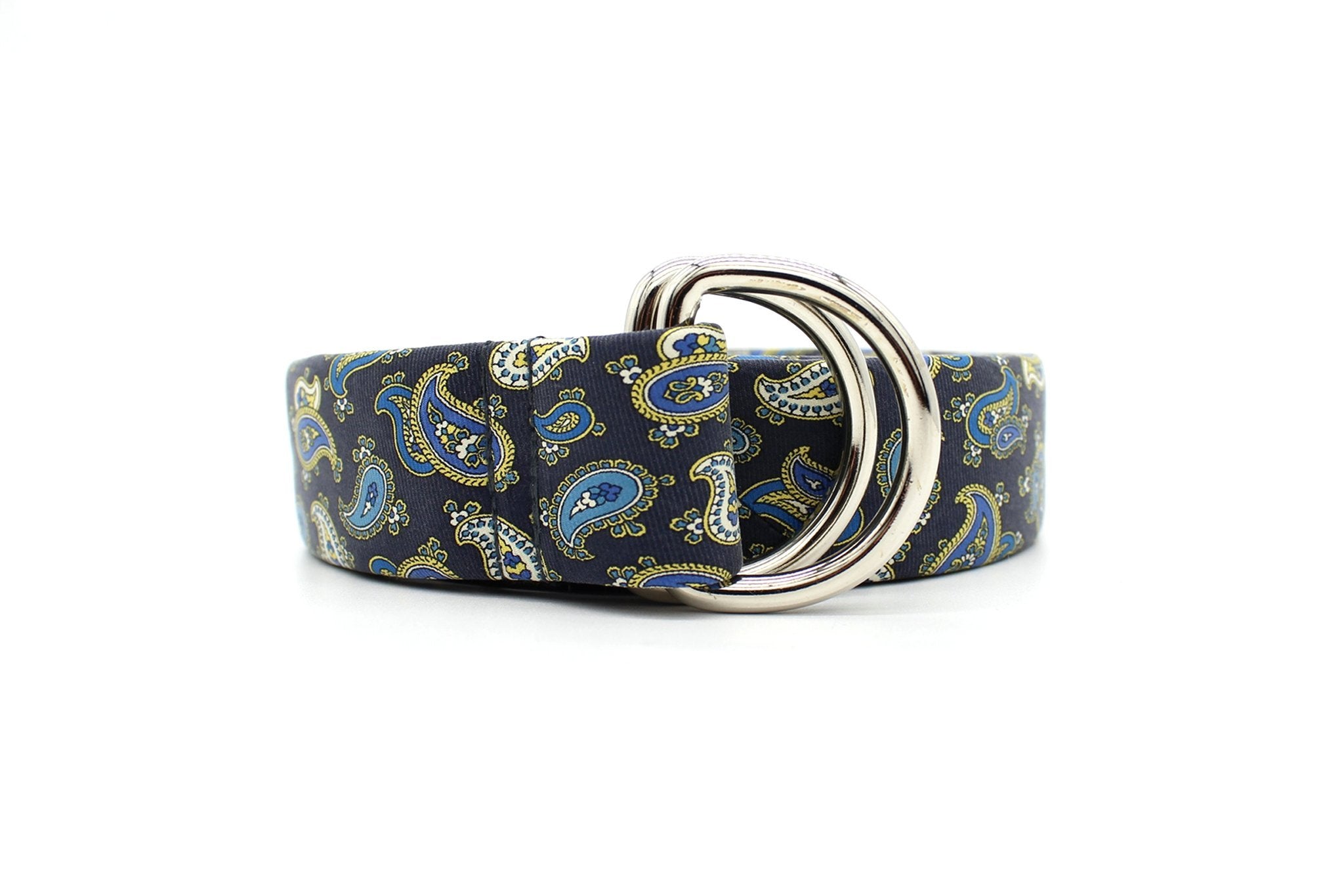 KRAGÜ PAISLEY HUES OF BLUE - KRAGÜ GÜRTEL AUS SEIDE MIT SILBERNER GÜRTELSCHNALLE. DAS MODISCHE ACCESSOIRE. AUFFÄLLIG, STYLISCH UND MODERN.