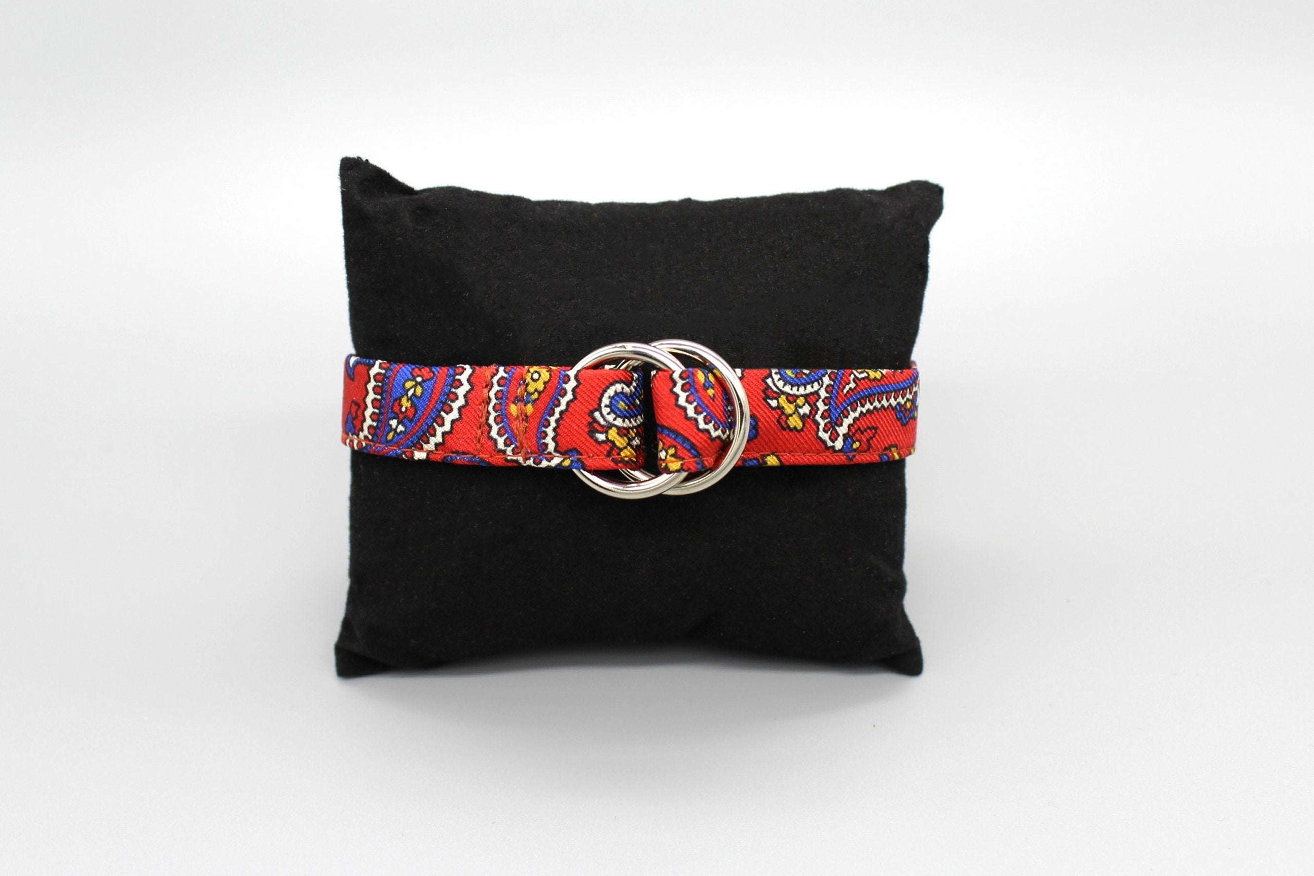 Seidenarmband Paisley Dragon mit silberfarbenem Ring von KRAGÜ