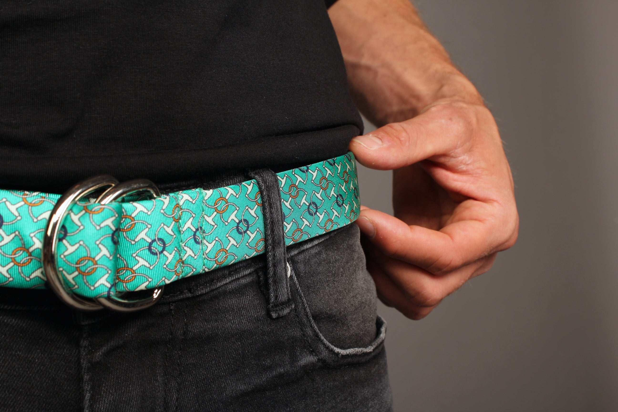 KRAGÜ STIRRUP CLASSIC GREEN - KRAGÜ GÜRTEL AUS SEIDE MIT SILBERNER GÜRTELSCHNALLE. DAS MODISCHE ACCESSOIRE. AUFFÄLLIG, STYLISCH UND MODERN.