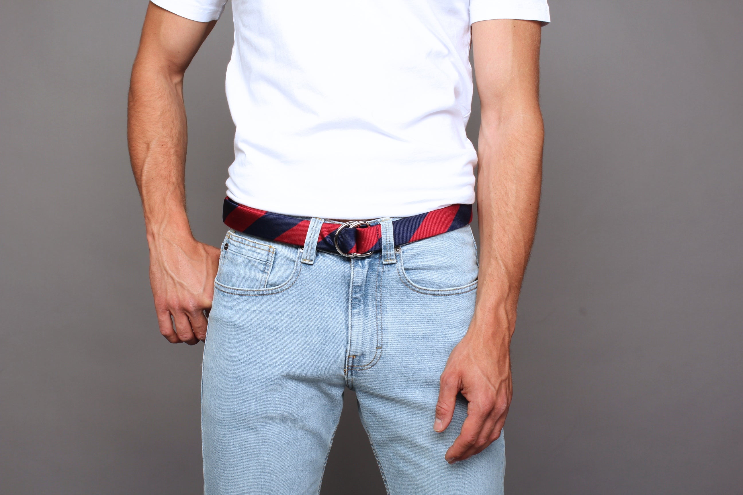 KRAGÜ ROYAL STRIPES RED BLUE - KRAGÜ GÜRTEL AUS SEIDE MIT SILBERNER GÜRTELSCHNALLE. DAS MODISCHE ACCESSOIRE. AUFFÄLLIG, STYLISCH UND MODERN.