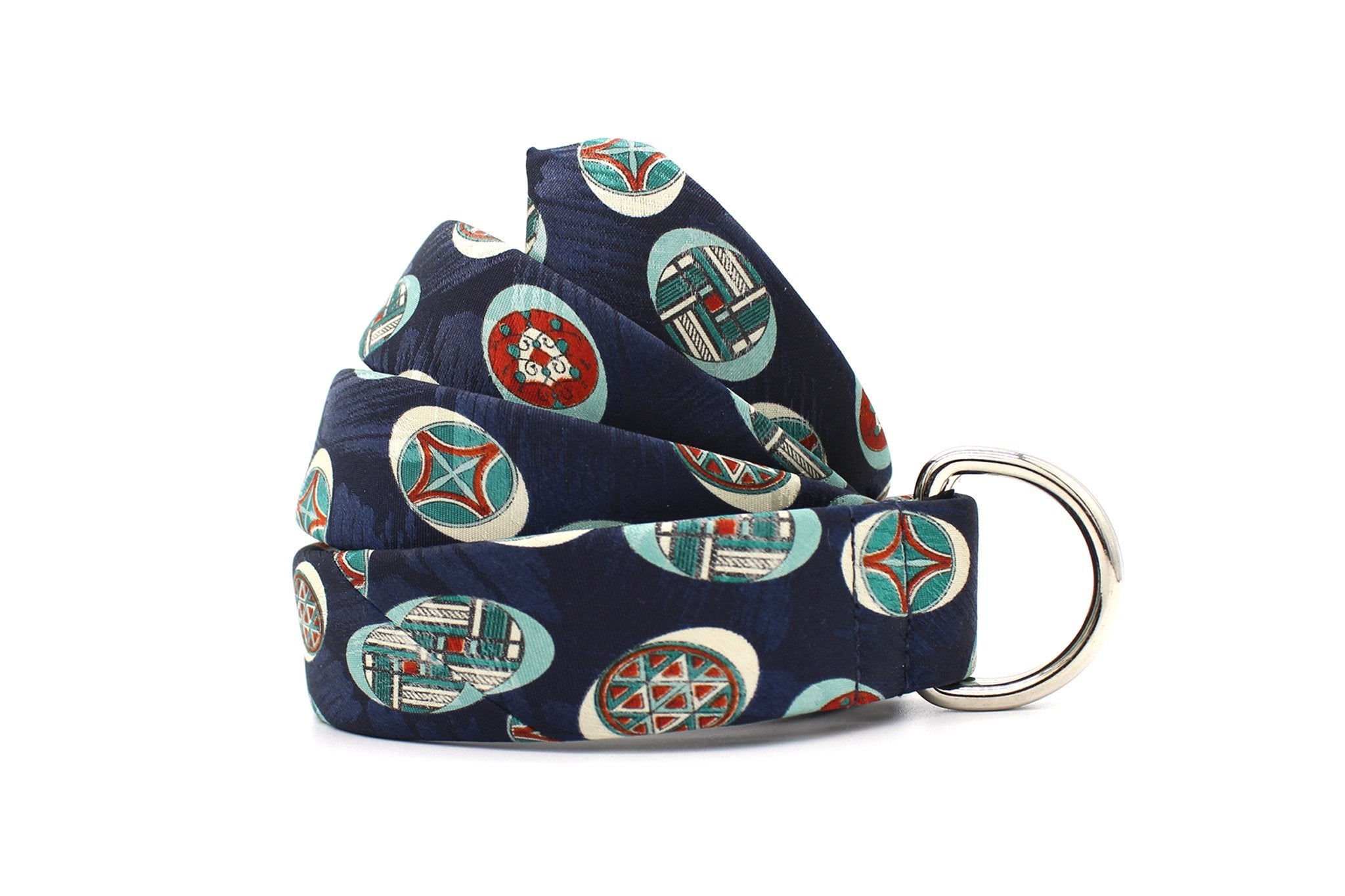 KRAGÜ CIRCLE ART BLUE - KRAGÜ GÜRTEL AUS SEIDE MIT SILBERNER GÜRTELSCHNALLE. DAS MODISCHE ACCESSOIRE. AUFFÄLLIG, STYLISCH UND MODERN.