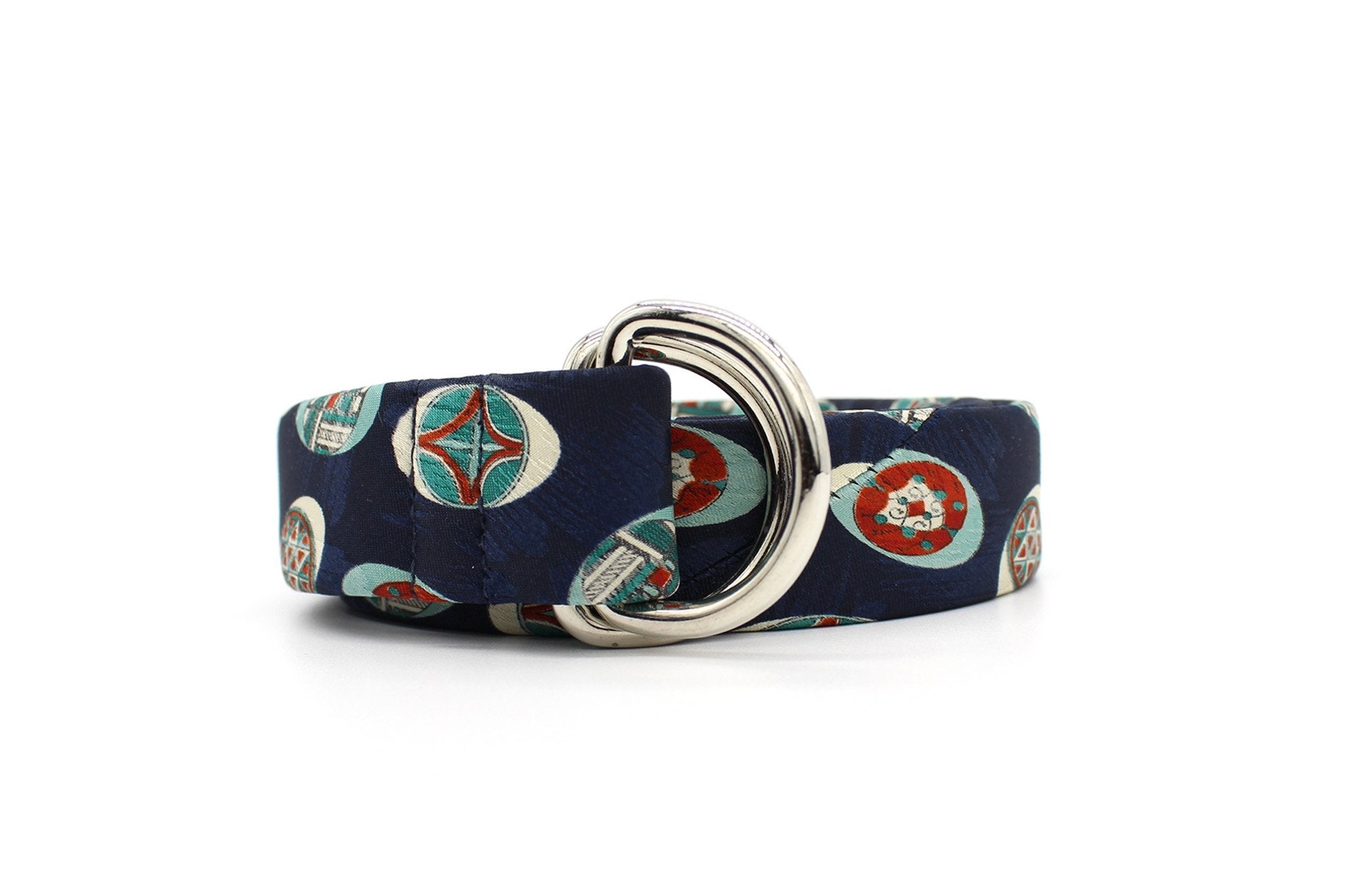 KRAGÜ CIRCLE ART BLUE - KRAGÜ GÜRTEL AUS SEIDE MIT SILBERNER GÜRTELSCHNALLE. DAS MODISCHE ACCESSOIRE. AUFFÄLLIG, STYLISCH UND MODERN.
