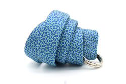 KRAGÜ COUNTLESS STIRRUPS BLUE - KRAGÜ GÜRTEL AUS SEIDE MIT SILBERNER GÜRTELSCHNALLE. DAS MODISCHE ACCESSOIRE. AUFFÄLLIG, STYLISCH UND MODERN.