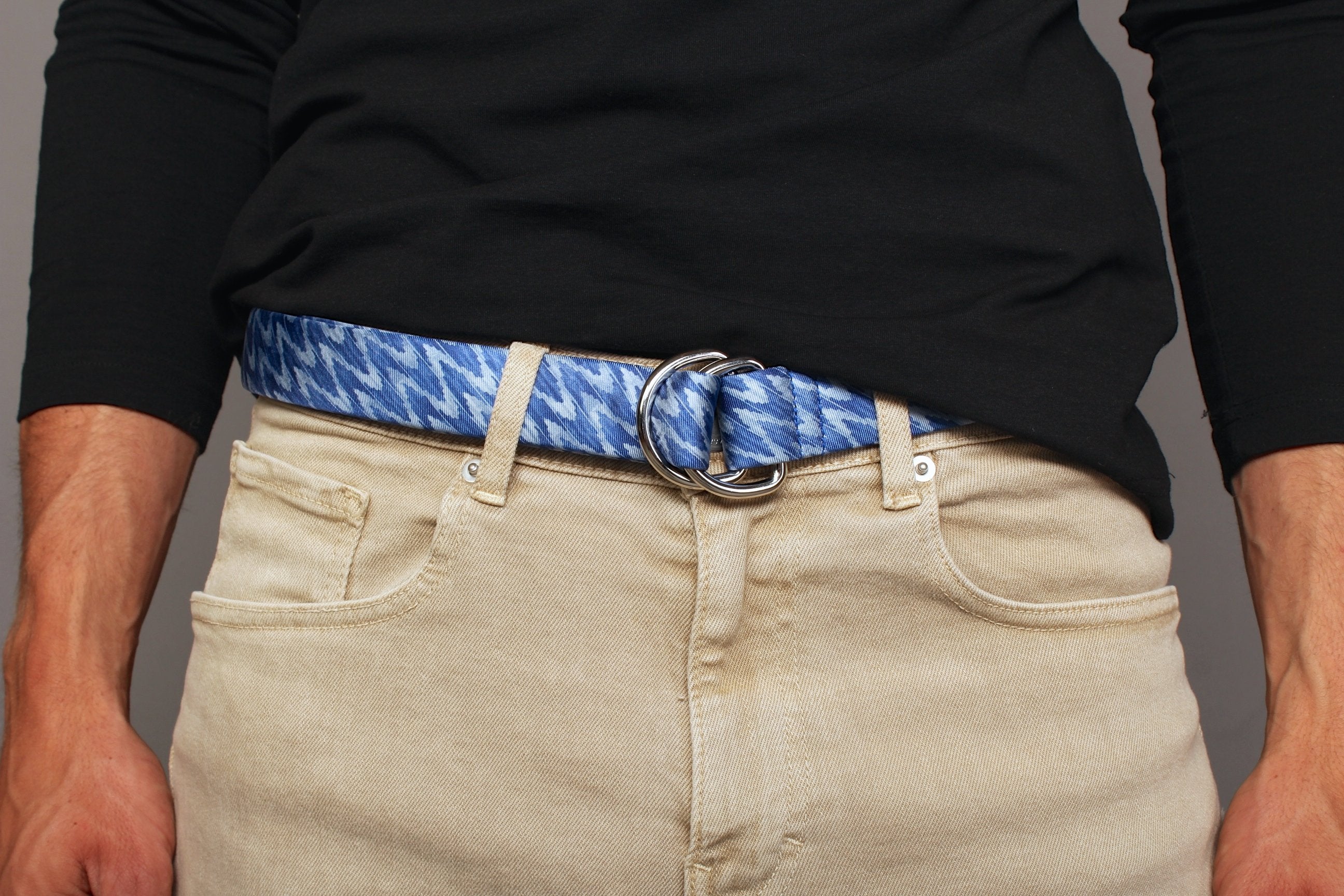 KRAGÜ DEEP BLUE WAVES - KRAGÜ GÜRTEL AUS SEIDE MIT SILBERNER GÜRTELSCHNALLE. DAS MODISCHE ACCESSOIRE. AUFFÄLLIG, STYLISCH UND MODERN.