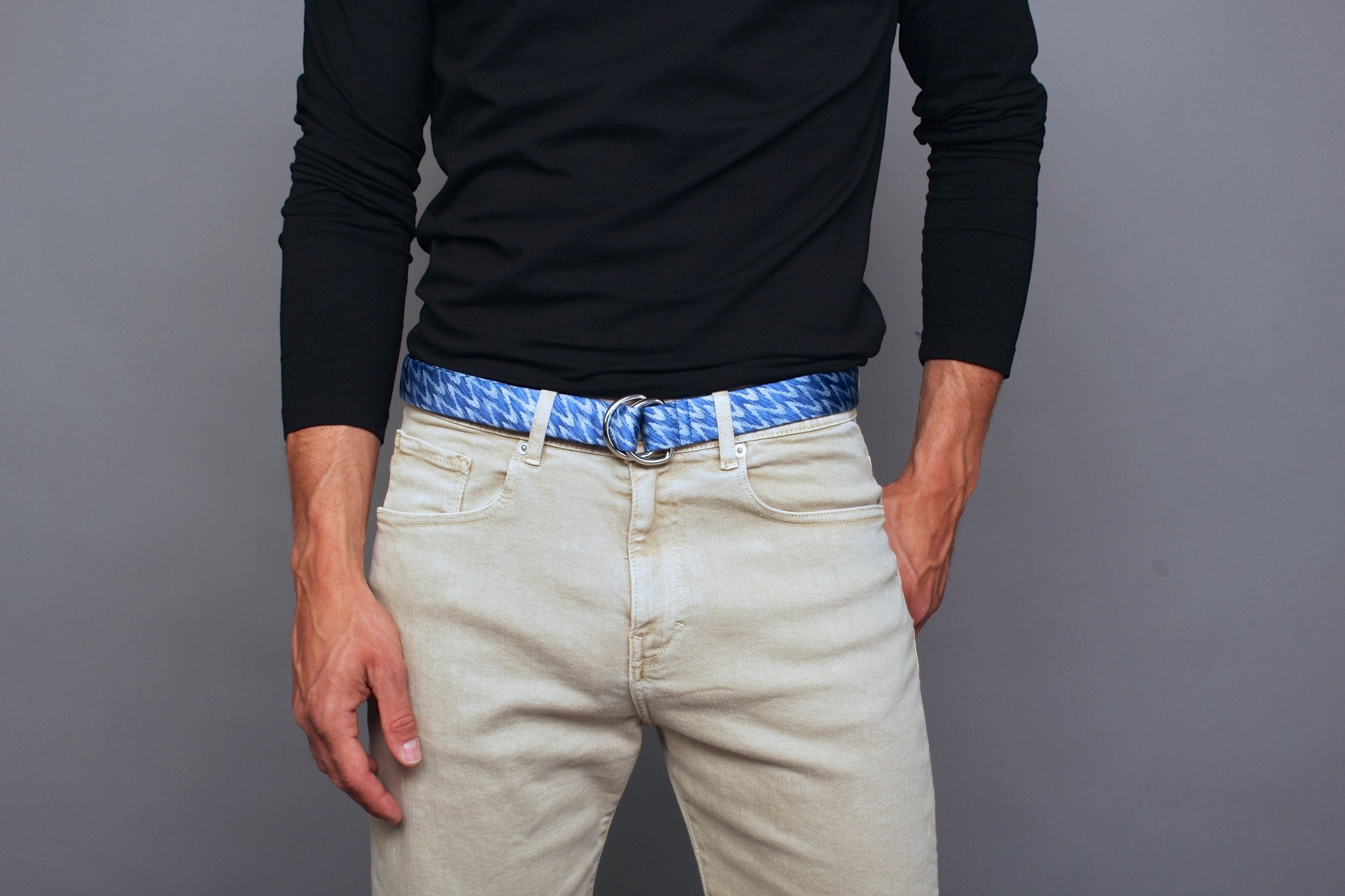 KRAGÜ DEEP BLUE WAVES - KRAGÜ GÜRTEL AUS SEIDE MIT SILBERNER GÜRTELSCHNALLE. DAS MODISCHE ACCESSOIRE. AUFFÄLLIG, STYLISCH UND MODERN.