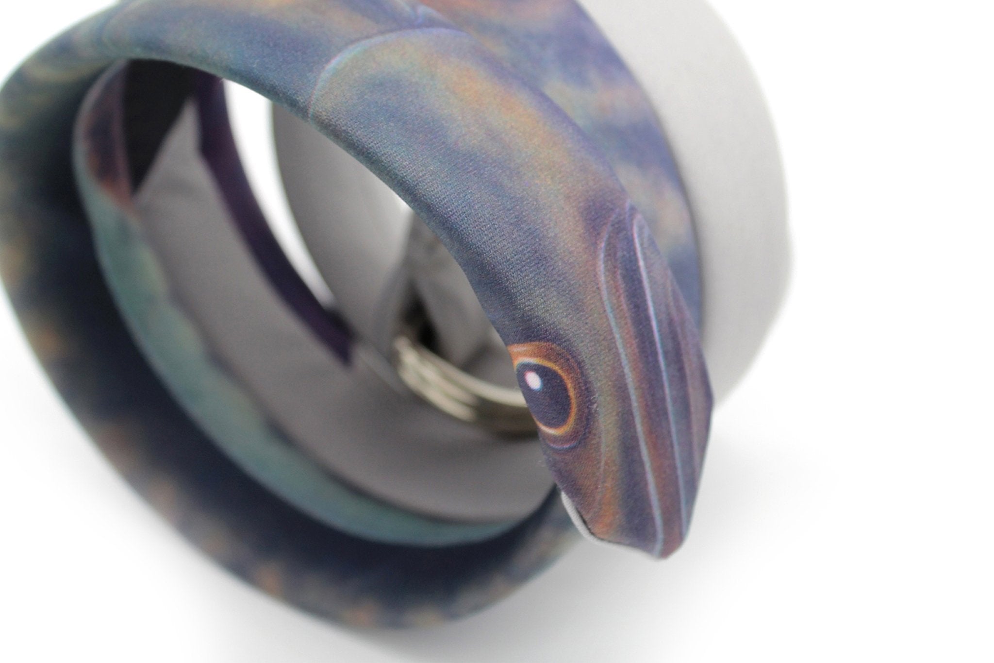 KRAGÜ EEL STONEGREY - KRAGÜ GÜRTEL AUS SEIDE MIT SILBERNER GÜRTELSCHNALLE. DAS MODISCHE ACCESSOIRE. AUFFÄLLIG, STYLISCH UND MODERN.