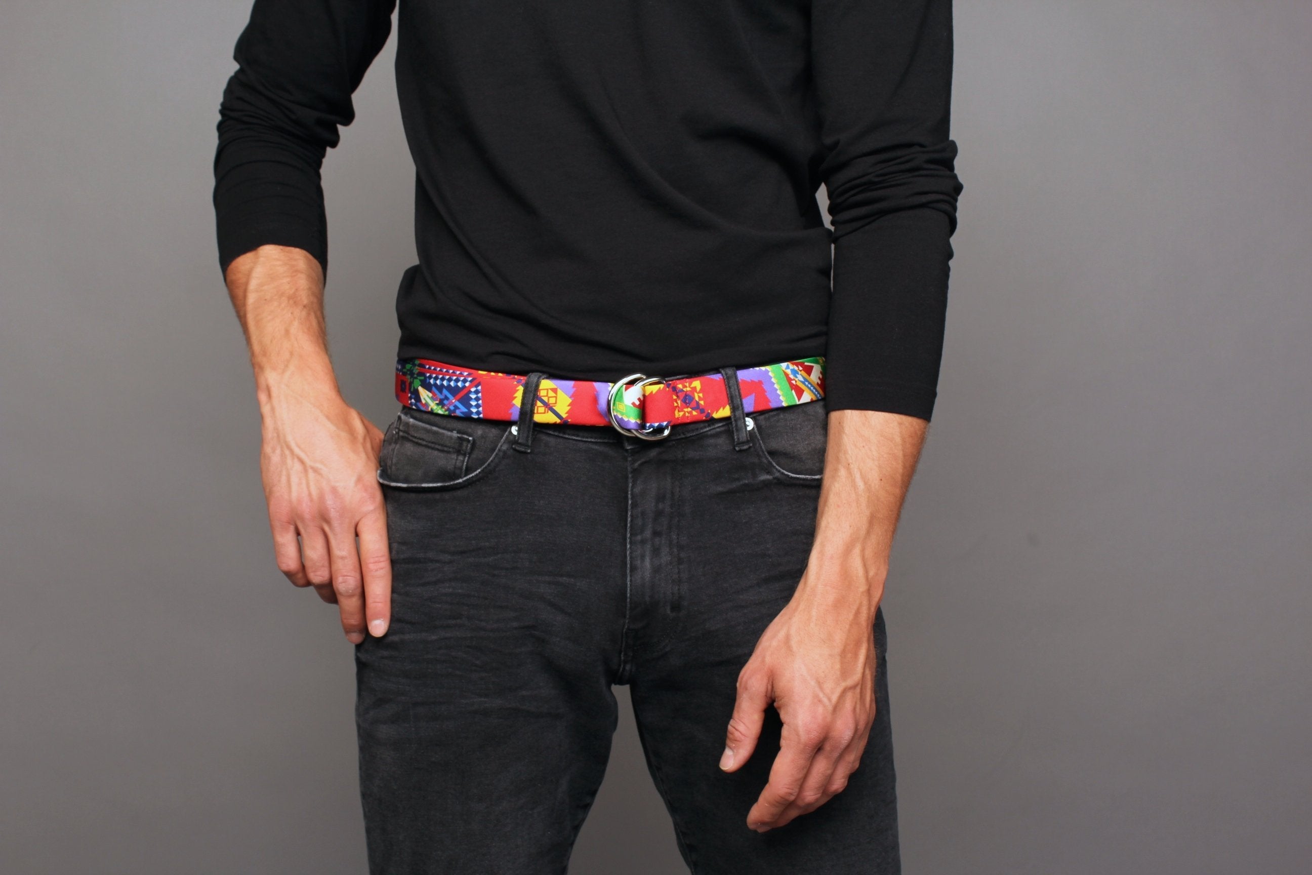 KRAGÜ ETHNO MULTICOLOR - KRAGÜ GÜRTEL AUS SEIDE MIT SILBERNER GÜRTELSCHNALLE. DAS MODISCHE ACCESSOIRE. AUFFÄLLIG, STYLISCH UND MODERN.