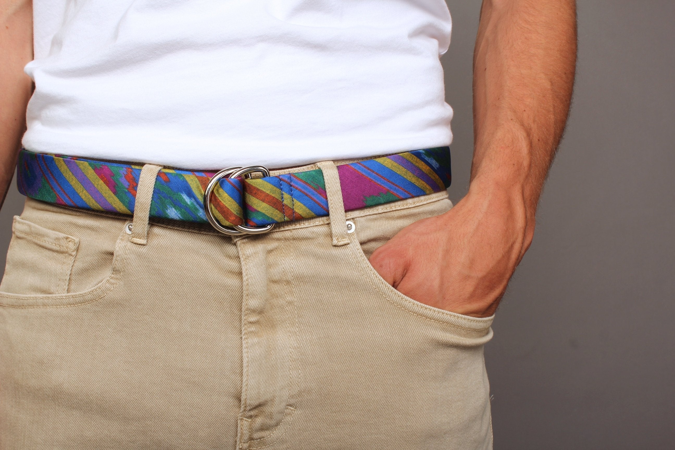 KRAGÜ ETHNO RAINBOW SPLASH - KRAGÜ GÜRTEL AUS SEIDE MIT SILBERNER GÜRTELSCHNALLE. DAS MODISCHE ACCESSOIRE. AUFFÄLLIG, STYLISCH UND MODERN.