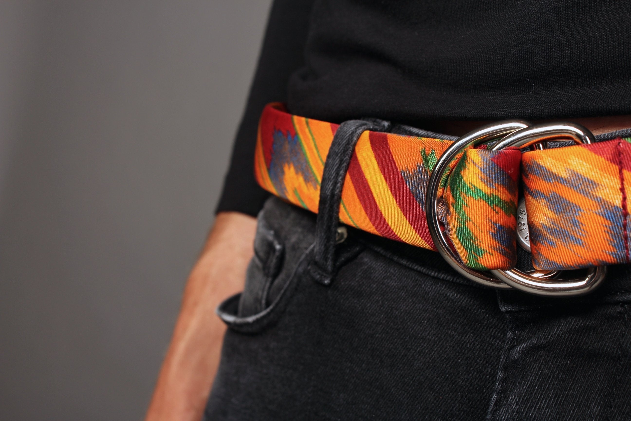 KRAGÜ ETHNO THALIA ORANGE - KRAGÜ GÜRTEL AUS SEIDE MIT SILBERNER GÜRTELSCHNALLE. DAS MODISCHE ACCESSOIRE. AUFFÄLLIG, STYLISCH UND MODERN.