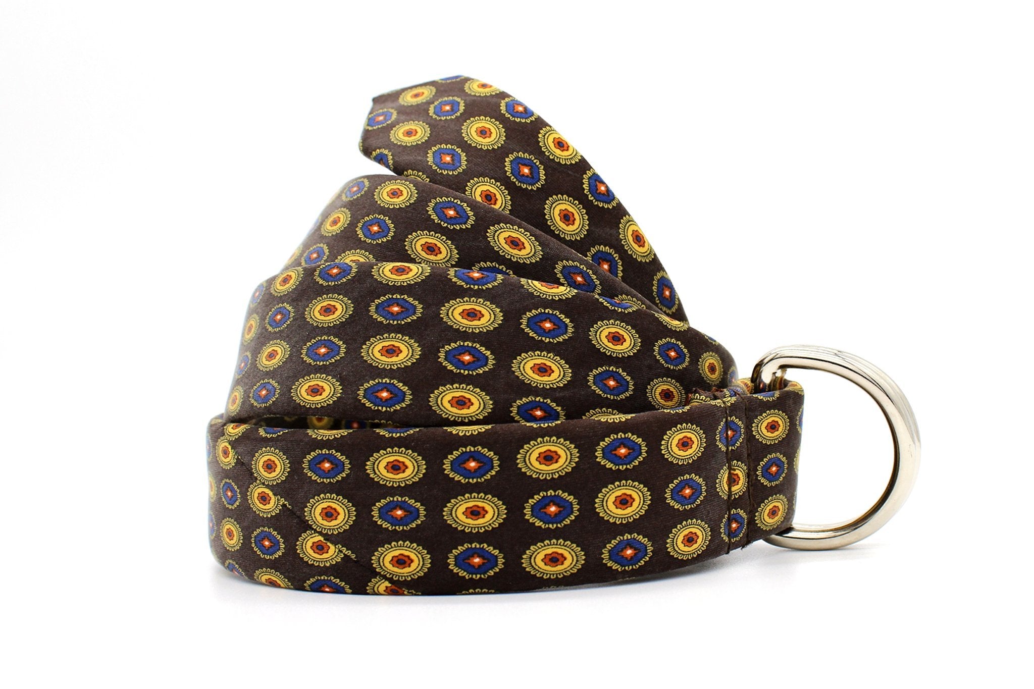 KRAGÜ MANDALA BROWN - KRAGÜ GÜRTEL AUS SEIDE MIT SILBERNER GÜRTELSCHNALLE. DAS MODISCHE ACCESSOIRE. AUFFÄLLIG, STYLISCH UND MODERN.