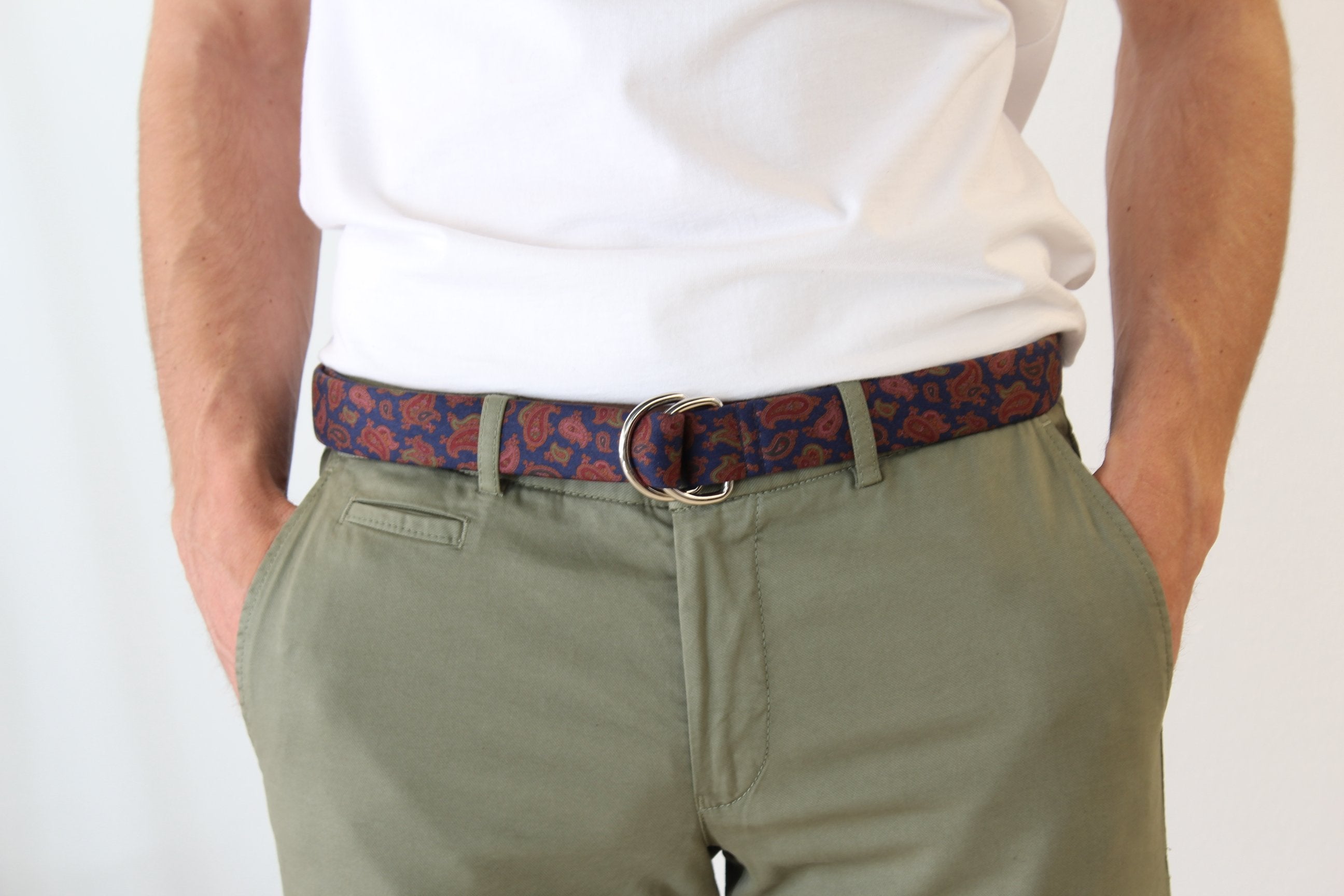KRAGÜ PAISLEY FAIRYTALE - KRAGÜ GÜRTEL AUS SEIDE MIT SILBERNER GÜRTELSCHNALLE. DAS MODISCHE ACCESSOIRE. AUFFÄLLIG, STYLISCH UND MODERN.