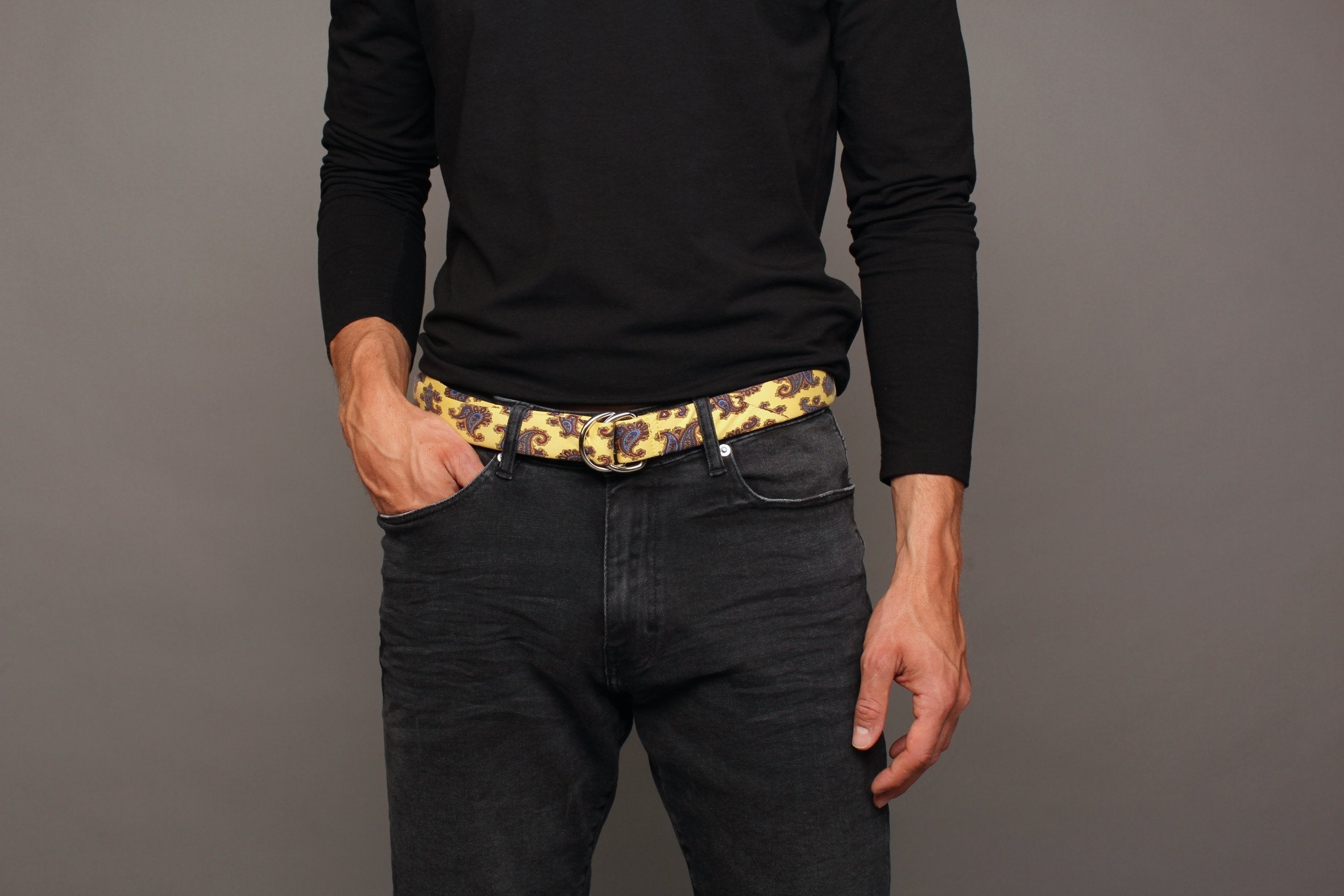 KRAGÜ PAISLEY GOLDEN YELLOW - KRAGÜ GÜRTEL AUS SEIDE MIT SILBERNER GÜRTELSCHNALLE. DAS MODISCHE ACCESSOIRE. AUFFÄLLIG, STYLISCH UND MODERN.