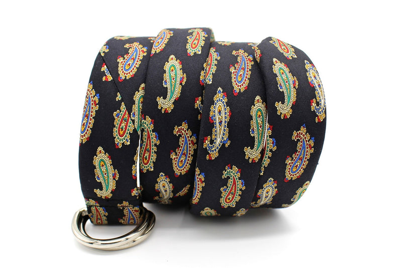 KRAGÜ PAISLEY NOBLE BLACK - KRAGÜ GÜRTEL AUS SEIDE MIT SILBERNER GÜRTELSCHNALLE. DAS MODISCHE ACCESSOIRE. AUFFÄLLIG, STYLISCH UND MODERN.