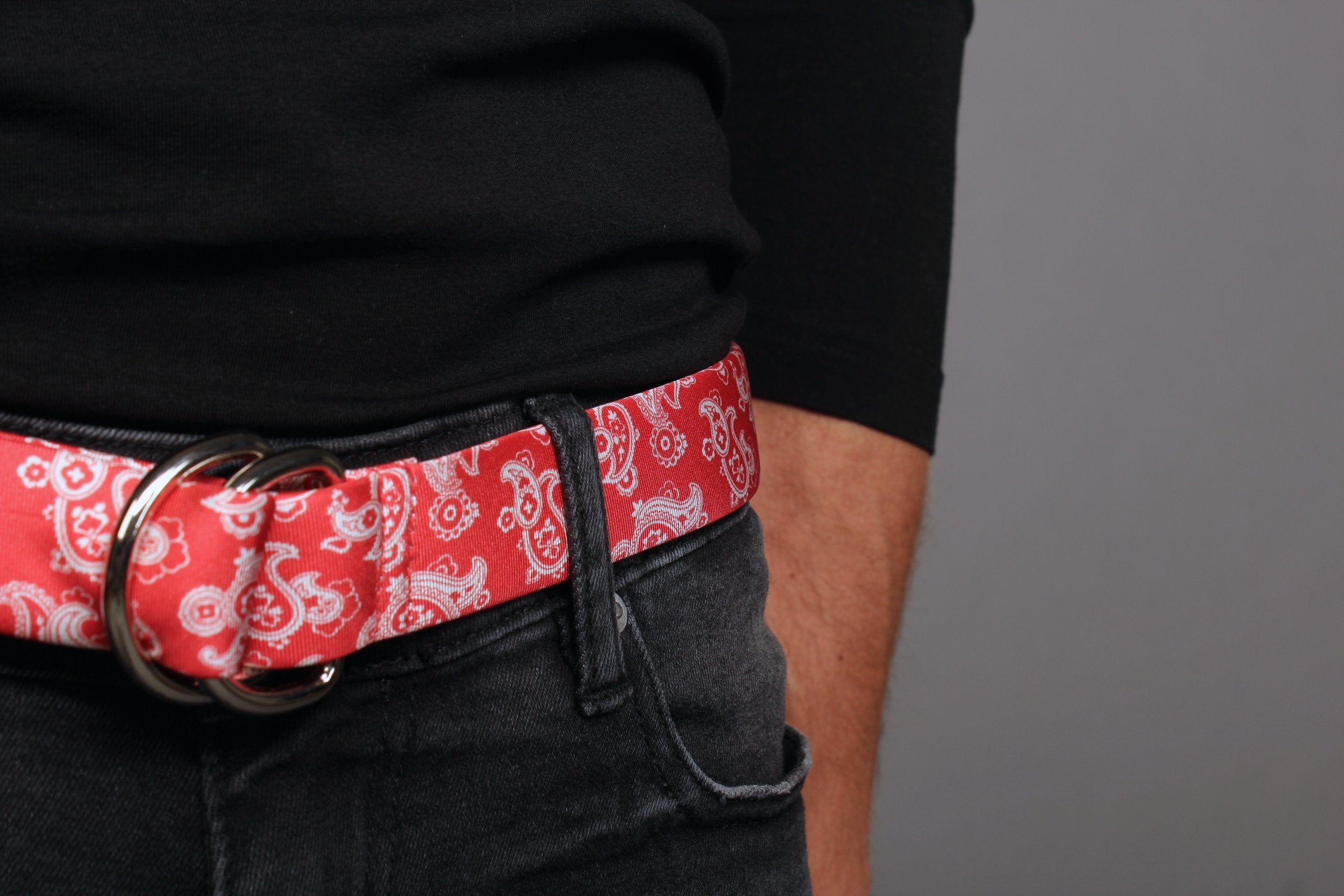 KRAGÜ PAISLEY RED X WHITE - KRAGÜ GÜRTEL AUS SEIDE MIT SILBERNER GÜRTELSCHNALLE. DAS MODISCHE ACCESSOIRE. AUFFÄLLIG, STYLISCH UND MODERN.