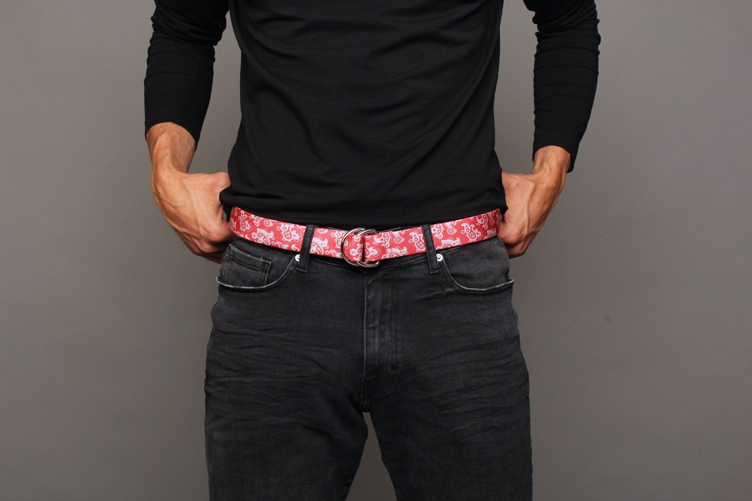KRAGÜ PAISLEY RED X WHITE - KRAGÜ GÜRTEL AUS SEIDE MIT SILBERNER GÜRTELSCHNALLE. DAS MODISCHE ACCESSOIRE. AUFFÄLLIG, STYLISCH UND MODERN.