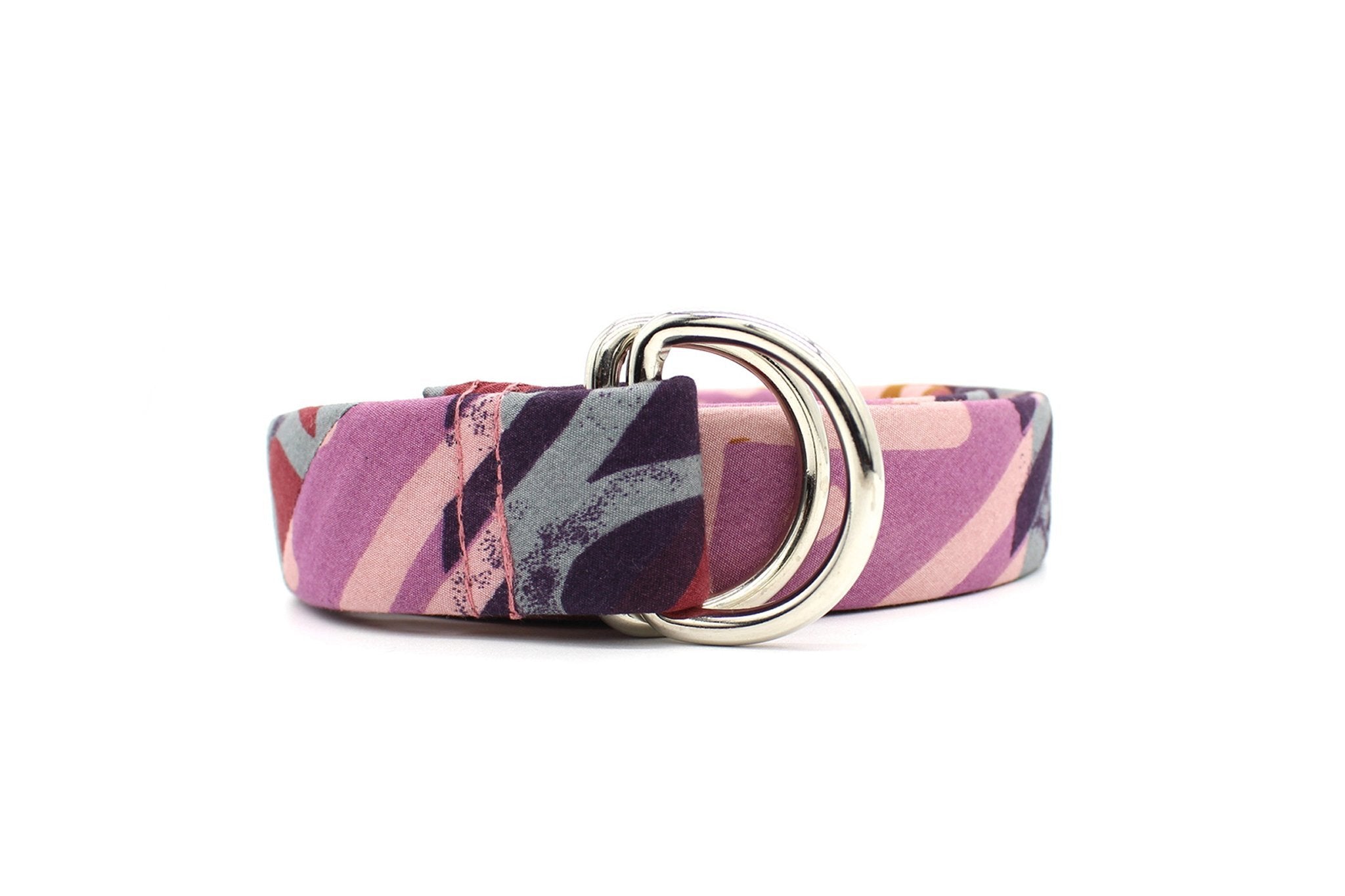 KRAGÜ PURPLE ABSTRACT - KRAGÜ GÜRTEL AUS SEIDE MIT SILBERNER GÜRTELSCHNALLE. DAS MODISCHE ACCESSOIRE. AUFFÄLLIG, STYLISCH UND MODERN.