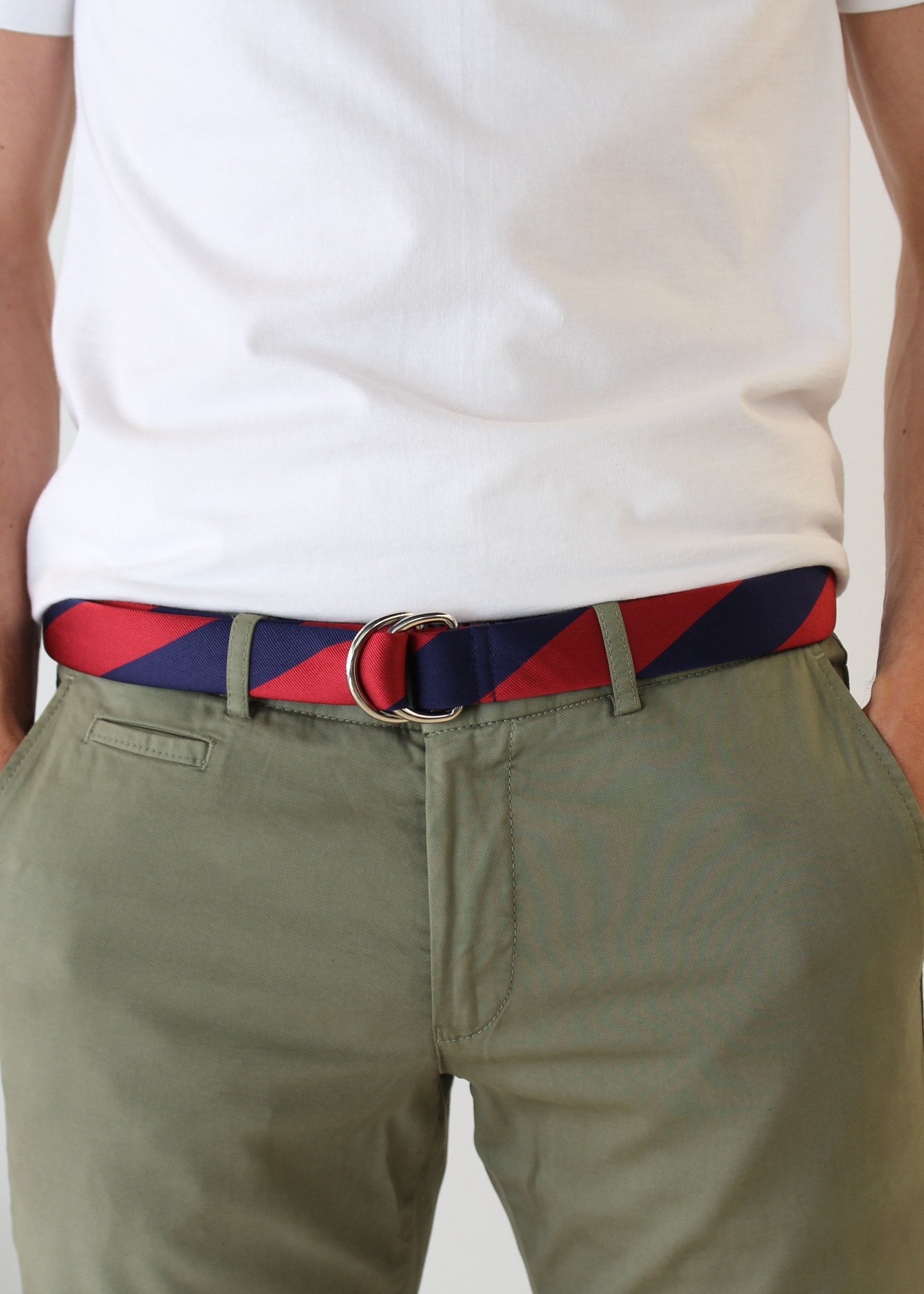 KRAGÜ ROYAL STRIPES RED BLUE - KRAGÜ GÜRTEL AUS SEIDE MIT SILBERNER GÜRTELSCHNALLE. DAS MODISCHE ACCESSOIRE. AUFFÄLLIG, STYLISCH UND MODERN.