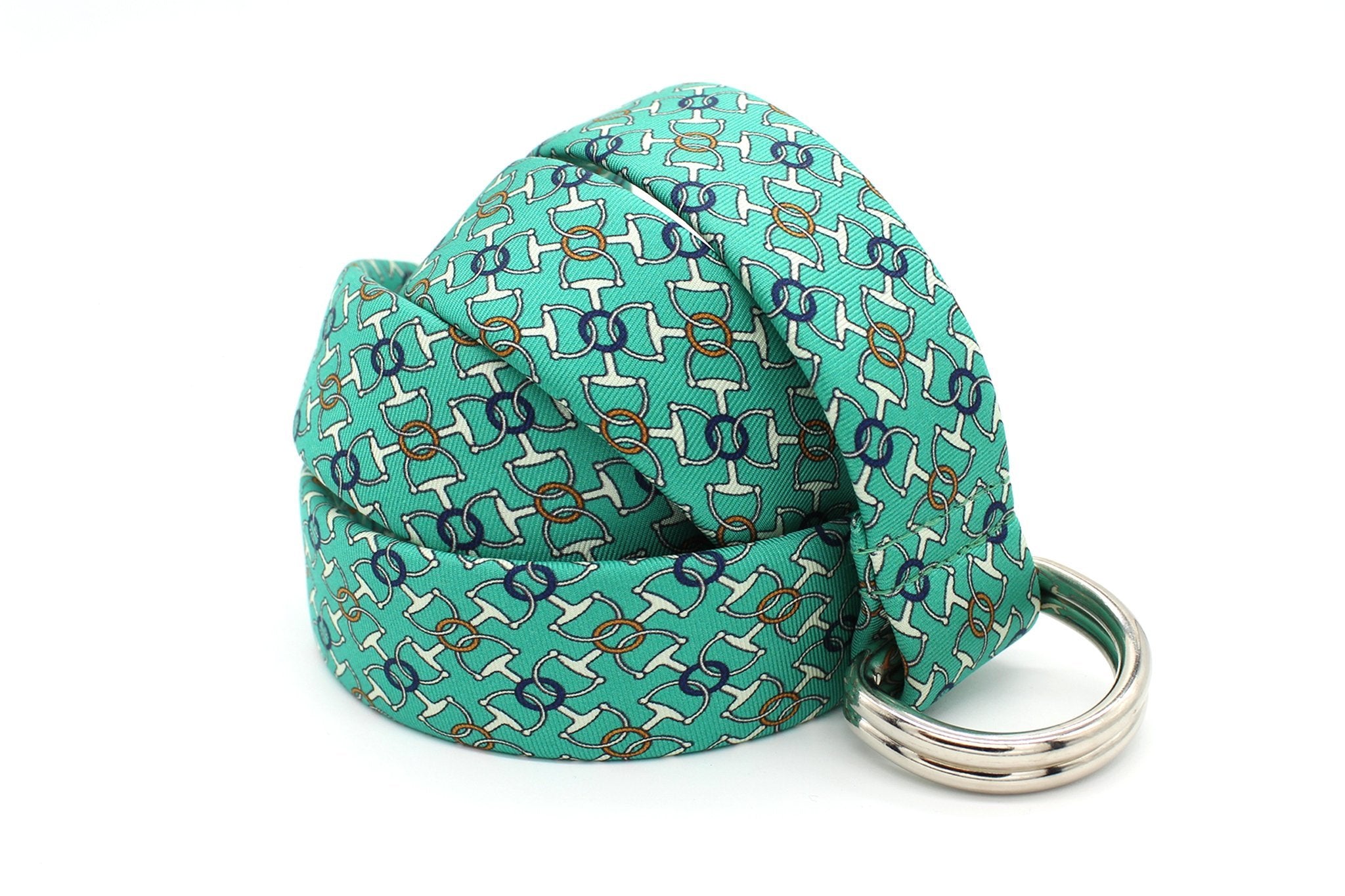KRAGÜ STIRRUP CLASSIC GREEN - KRAGÜ GÜRTEL AUS SEIDE MIT SILBERNER GÜRTELSCHNALLE. DAS MODISCHE ACCESSOIRE. AUFFÄLLIG, STYLISCH UND MODERN.